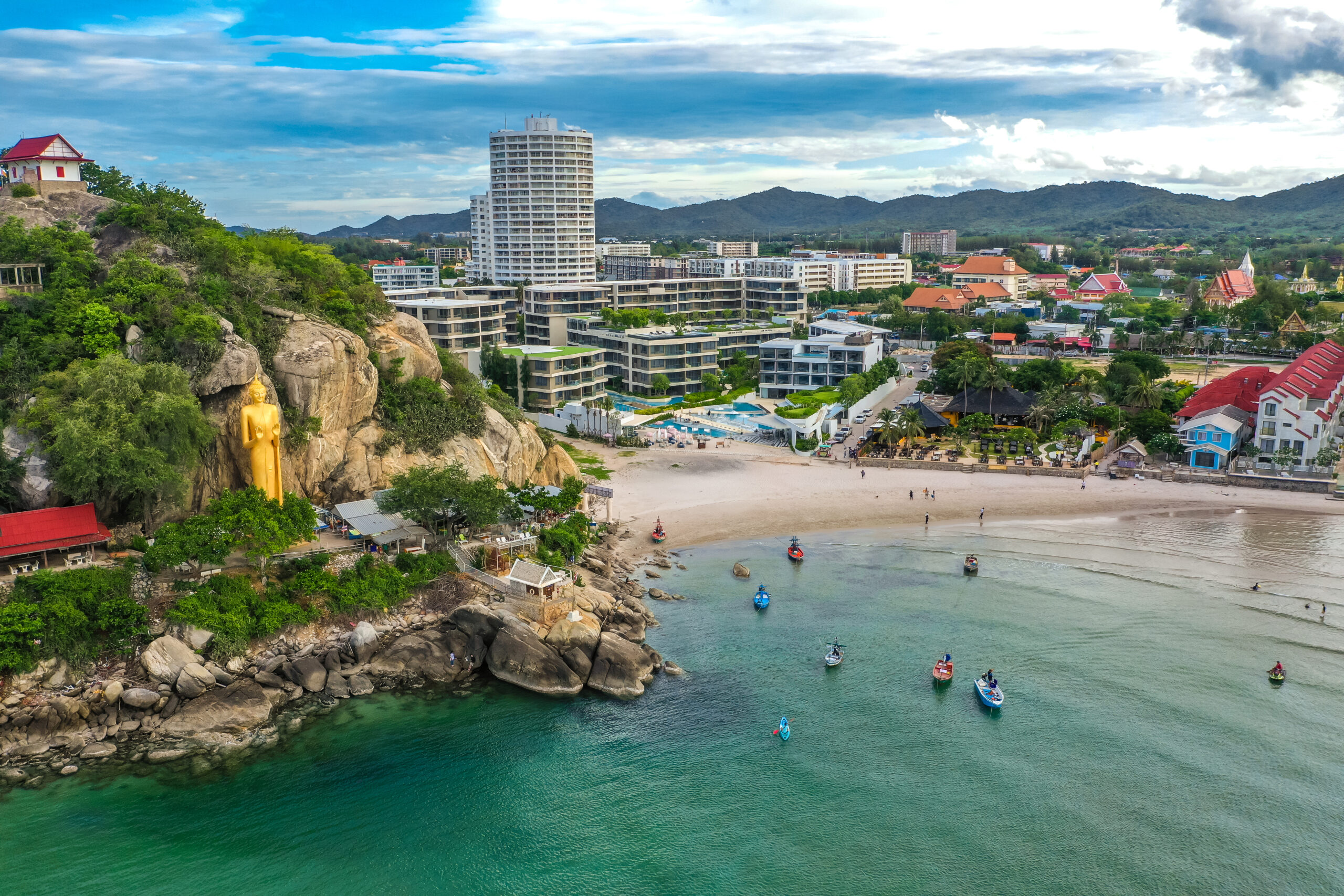 Learn English in Hua Hin – a safe and welcoming coastal city in Thailand, home to beautiful beaches, cultural landmarks, and trusted study-travel programmes.