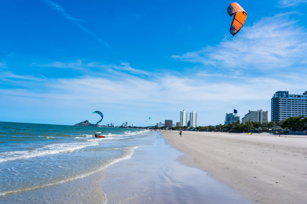 Dragon Student Life Channel 88 Kite surfers enjoying the coastline near Hua Hin, close to our student residence in Thailand.