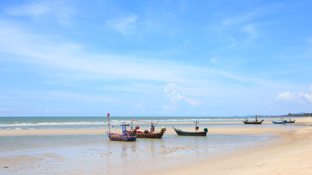 Calm Coastal Living: Why Hua Hin's Peaceful Character Produces the Best English Learning Results in Thailand 1 calm coastal living