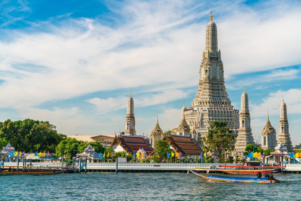 What Do Students See on the Chao Phraya River Cruise During a Dragon Study School Trip? 1 Chao Phraya River cruise school trip
