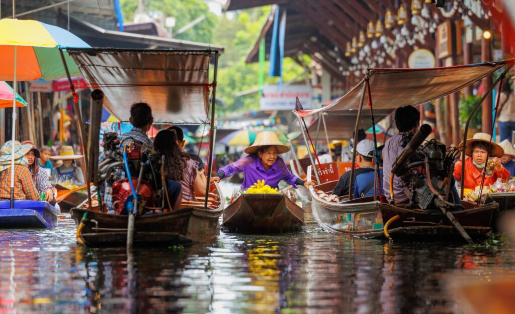 What Do Dragon Study Students Experience at the Hua Hin Floating Market? 1 Hua Hin floating market